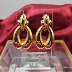 Beautiful Vintage Unbranded Gold Tone Door Knocker Type Pierced Earrings
